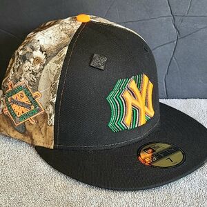 🔴SOLD🔴New Era Size 7 - Capsule - Trippy Metallic Realtree New York Yankees